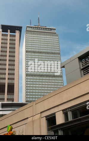 L'iconico grattacielo del Prudential Center contro un cielo azzurro limpido a Boston, Massachusetts, Stati Uniti. Foto Stock