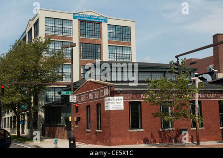 Appartamenti loft in vendita o in affitto a Cambridge, Massachusetts, caratterizzati da architettura in stile industriale e spazi per uffici in un ambiente urbano. Foto Stock