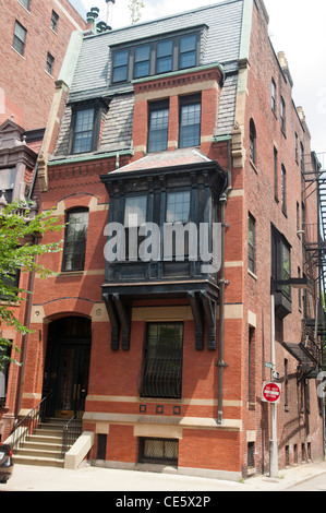 Casa residenziale in mattoni rossi con finestre a bovindo in legno nero all'angolo tra Fairfield Street e Public Alley 426, Boston, MS. Foto Stock
