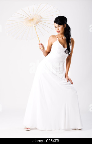 Giovane bella sposa con ombrello bianco Foto Stock