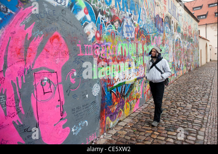 Turistico a John Lennon tribute parete in Mala Strana di Praga, Repubblica Ceca Foto Stock