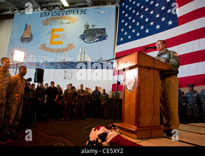 Il Segretario alla difesa degli Stati Uniti Leon Panetta E. parla di marinai e marines nella baia di hangar della portaerei USS Enterprise 21 Gennaio 2012 a vela l'atlantico Foto Stock