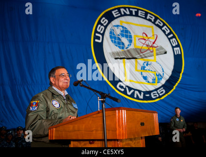 Il Segretario alla difesa degli Stati Uniti Leon Panetta E. parla di marinai e marines nella baia di hangar della portaerei USS Enterprise 21 Gennaio 2012 a vela l'Atlantico. Il Supporto Enterprise Strike gruppo è in corso un conduttore composito unità di formazione di esercizio. Foto Stock