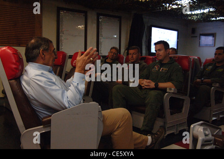 Il Segretario alla difesa degli Stati Uniti Leon Panetta E. parla ai piloti assegnato all'Checkmates di Strike Fighter Squadron 211 durante una visita a bordo della portaerei USS Enterprise 21 Gennaio 2012 a vela l'Atlantico. Foto Stock