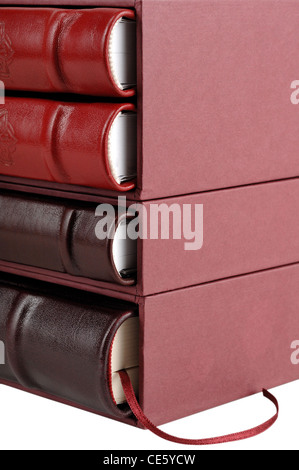 Pila di rosso e marrone pelle diaries in copertina rigida scatole, isolato su bianco Foto Stock