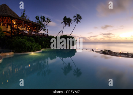 Pacific Resort la piscina infinity, Aitutaki, Isole Cook, South Pacific. Tramonto Foto Stock