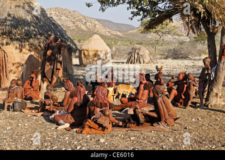 Popolo Himba nel loro villaggio nei pressi di Opuwo, Namibia Foto Stock
