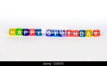 Testo Happy Birthday sulla colorata di cubi di legno su bianco Foto Stock