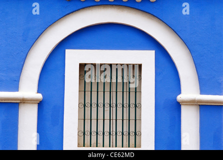 Chiuso il ferro finestra grill white marble arch muro dipinto di blu Panaji Goa in India Foto Stock