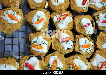 Salsa speziata Mousse di pesce in foglia di banano, Thailandia Foto Stock