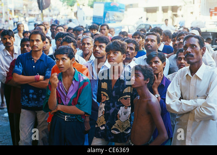 Folla indiana di persone che guardano il cricket match in TV nella vetrina ; Bombay ; Mumbai ; India ; Asia Foto Stock