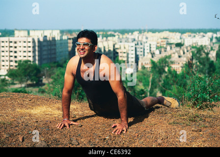 L'uomo esercita facendo allenamento sulla collina ; Nallasopara ; Maharashtra ; India Foto Stock