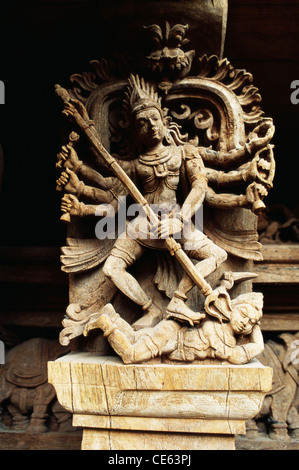 Xvii secolo intaglio del legno Dio uccidendo demone con trident nel tempio carro a Madurai ; Tamil Nadu ; India Foto Stock