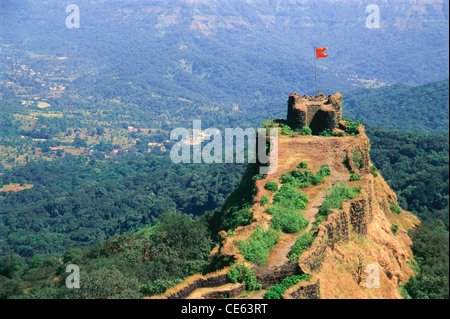 Bandiera dello zafferano che batte sul Forte Pratapgad ; Mahabaleshwar ; Satara ; Maharashtra ; India ; Asia Foto Stock