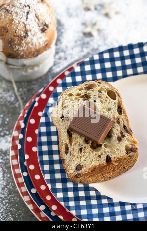 Il Panettone con cioccolato - il tipico italiano torta di lievito per Natale Foto Stock