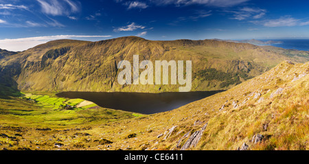 Vista su Glenbeg Lough dalla montagna Tooreennamna, vicino Ardgroom, Beara, County Cork, Irlanda Foto Stock