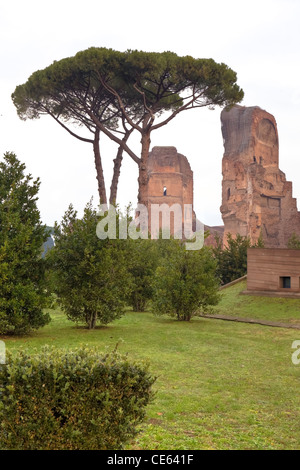 Le Terme di Caracalla sono le rovine di un antico stabilimento bagno a Roma con un parco di Monte Foto Stock