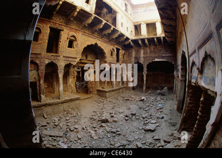 Vecchio rovinato danneggiato rotto abbandonato haveli Shekhavati Rajasthan in India Foto Stock