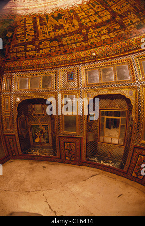 Interno di casa con pitture murali e lavori di specchio in haveli ; Shekhavati ; Rajasthan ; India ; Asia Foto Stock