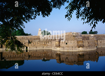 Forte di Vellore ; architettura militare ; pareti di granito e fossato circostante ; Vellore ; Tamil Nadu ; India ; Asia Foto Stock