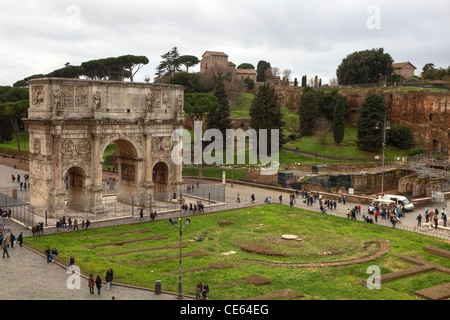 L'Arco di Costantino è un tre porte arch accanto al Colosseo a Roma, lazio, Italy. Foto Stock