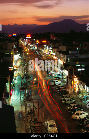 Di notte le luci su strada trasversale ; Gandhipuram ; Coimbatore ; Tamil Nadu ; India Foto Stock