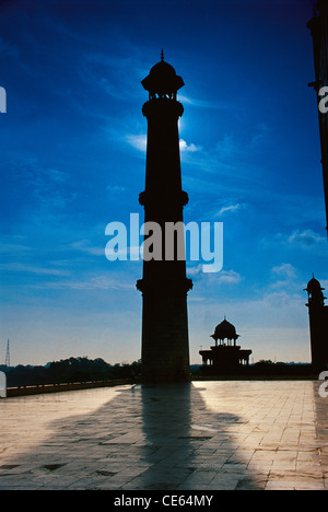 Minareto Taj Mahal ; mausoleo in marmo bianco ; architettura Mughal ; Agra ; Uttar Pradesh ; India ; Asia Foto Stock