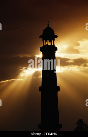 Minareto in silhouette Taj Mahal settima meraviglia del mondo ; Agra ; Uttar Pradesh ; India Foto Stock