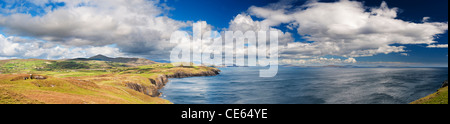 Vista panoramica a sud dal nero testa a sfera, penisola di Beara, County Cork, Irlanda verso Bere Isola, ovino e teste di Mizen Foto Stock