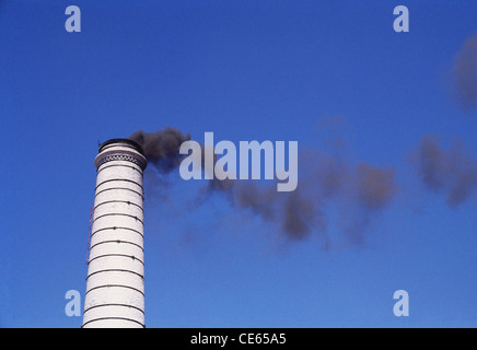 Inquinamento ; fumo nero che esce dal camino ; India ; Asia Foto Stock