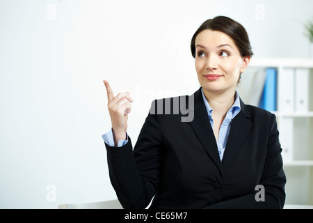 Ritratto di felice lavoratore di ufficio cercando in disparte mentre rivolto verso l'alto Foto Stock