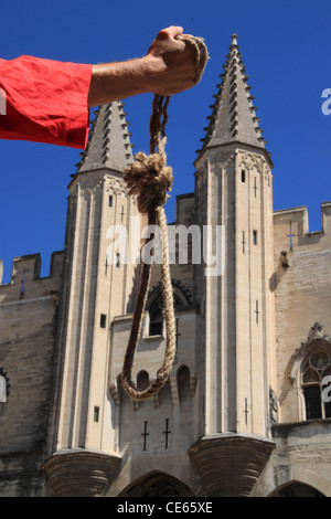 Un carnefice sta mostrando un cappio di fronte al palazzo dei papi di Avignone, Francia, la storica sede del tribunale dell'Inquisizione Foto Stock