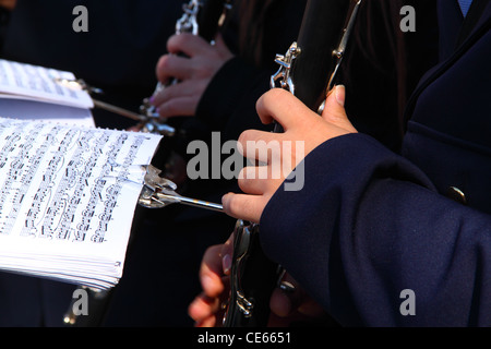 Un musicista è la riproduzione di un clarinetto a seguito di una partitura musicale Foto Stock