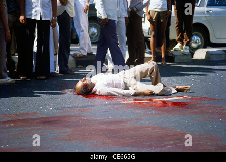 L'uomo morto sdraiarsi nel sangue sulla strada ; Mumbai Bombay ; Maharashtra ; India Foto Stock