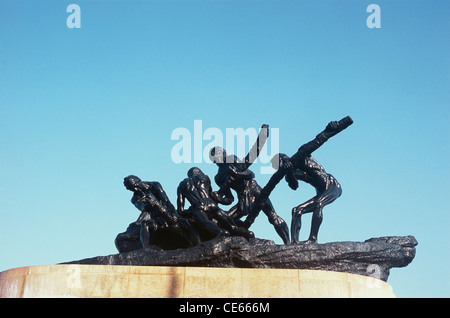 Statua del lavoro ; Trionfo del lavoro ; statua a Marina Beach ; Piazza Anna ; Madras ; Chennai ; Tamil Nadu ; India ; Asia Foto Stock