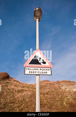 Avviso di pericolo segni caduta di rocce tenere chiaro segno del Regno Unito Foto Stock