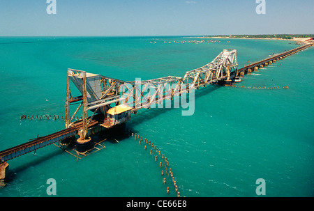 Ponte Pamban ; ponte ferroviario ; collega la città di Mandapam in India continentale con l'isola di Pamban ; Rameswaram ; Tamil Nadu ; India ; Asia Foto Stock