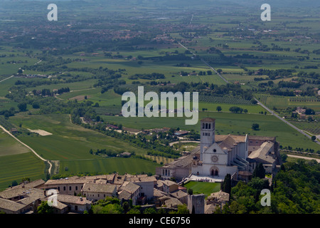 Basilica di San Francesco d'Assisi a Assisi, con terreni agricoli e di un ampia valle dietro Foto Stock