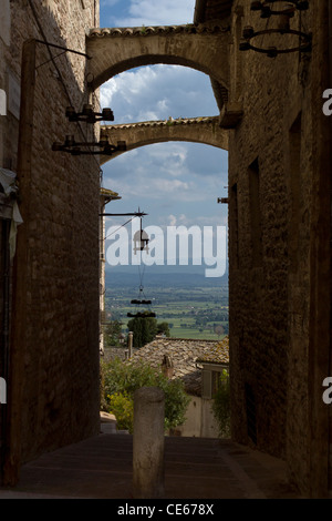 Tipica città vecchia strada di Assisi, Italia Foto Stock