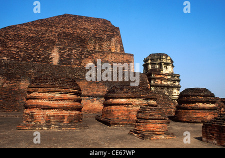 Grande tempio principale torre angolare e sito votiva n. 3 ; Nalanda complesso universitario ; Nalanda ; Bihar ; India Foto Stock