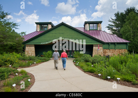 Coppia di anziani holding hands entra un Ranger Androscoggin stazione in Lincoln boschi lungo Kancamagus Scenic Byway, highway 112 Foto Stock