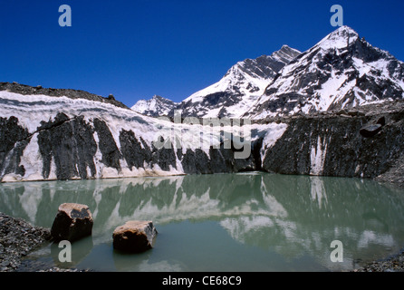 Lago dell'Himalaya ; piscina glaciale ; Himachal Pradesh ; India ; Asia Foto Stock