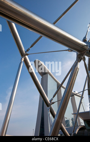 Il Marina Bay Sands visto attraverso il ponte di Elica. Il Marina Bay, Singapore Foto Stock