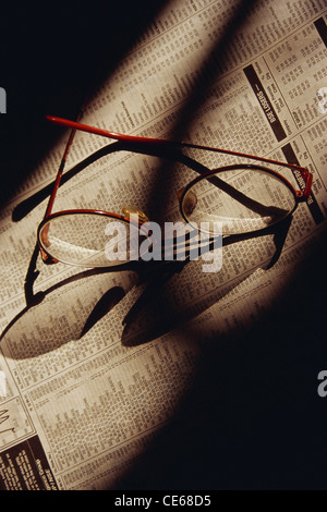 Pagina dei prezzi di borsa dei bicchieri e dei giornali ; mercato azionario ; occhiali ; Foto Stock