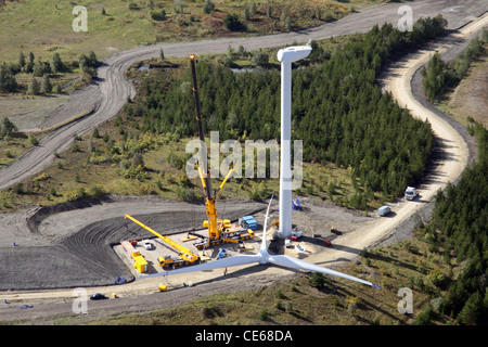 Vista aerea di una turbina eolica blade in procinto di essere sollevato da una gru Foto Stock