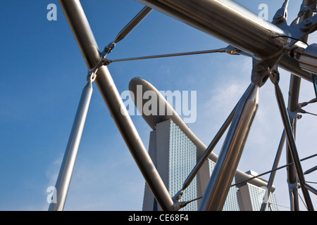 Il Marina Bay Sands visto attraverso il ponte di Elica. Il Marina Bay, Singapore Foto Stock