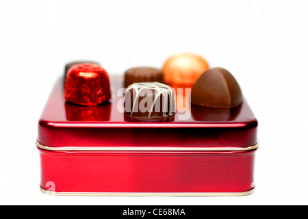 Cioccolatini assortiti su un riquadro rosso su sfondo bianco Foto Stock