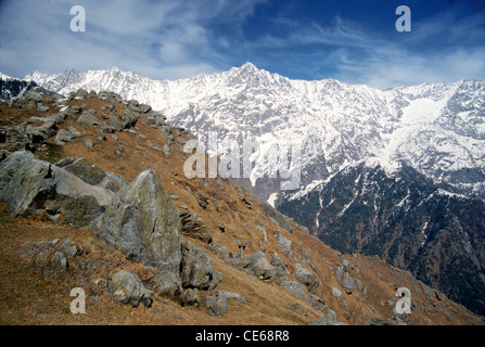 Montagne del Dhauladhar ; catena del Dhavladhar ; Trek Triund ; McLeodganj ; Dharmshala ; Dharamsala ; Kangra ; Himachal Pradesh ; India ; Asia Foto Stock