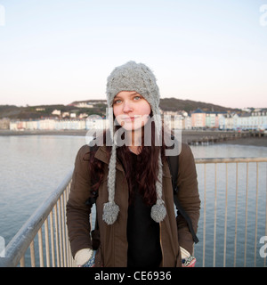 Una bella giovane donna 16 17 18 anno vecchio ragazza adolescente indossando hat cap, da sole, all'aperto, REGNO UNITO Foto Stock