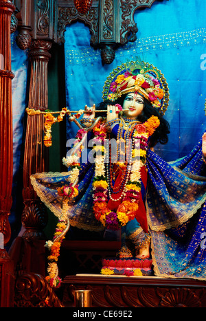 Il Signore Krishna che gioca flauto ; idolo di marmo nel tempio di Hare Krishna ; Pune ; Maharashtra ; India ; Asia Foto Stock